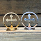 Personligt akrylspegelkors med guld- och silverdetaljer för dop, stående på ett litet stativ.