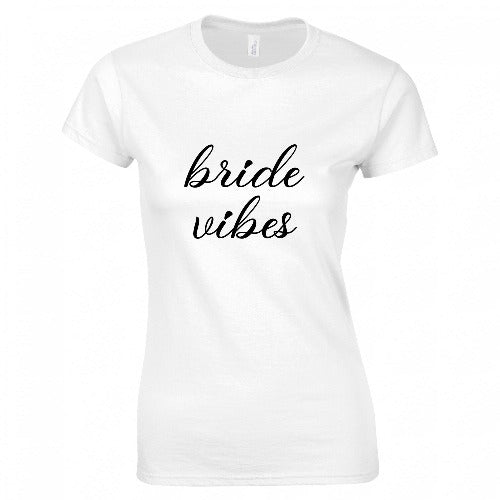 "Bride Vibes" Möhippa T-Shirt, Trendiga Kläder för Möhippa, Stilfull Bröllopsförberedelsekläder, Festliga Brudkläder