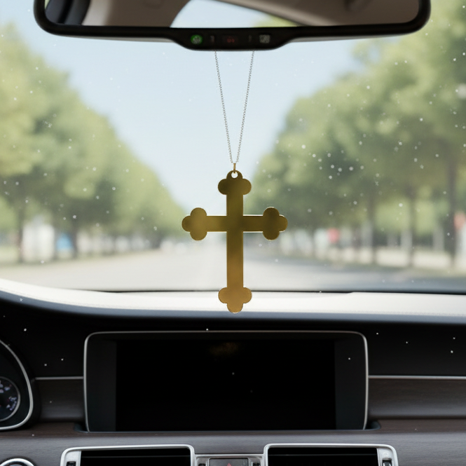 Guld kors på backspegel modern bil